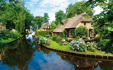 The canal networks of Giethoorn The canal networks of Giethoorn